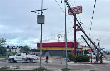 Conductor en estado de ebriedad derriba postes y deja sin luz a varias colonias de La Paz