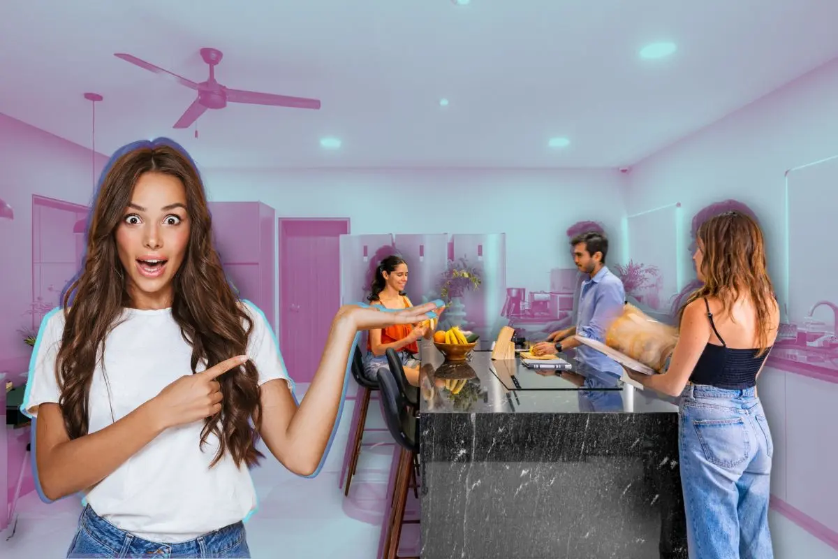 Mujer apuntando con reunión de amigos de fondo Foto: Canva