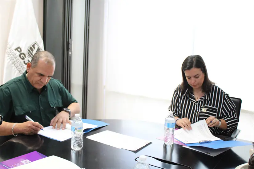 Procurador de BCS y rectora de la Universidad Mundial, firmando convenio de colaboración. Foto: PGJE BCS.
