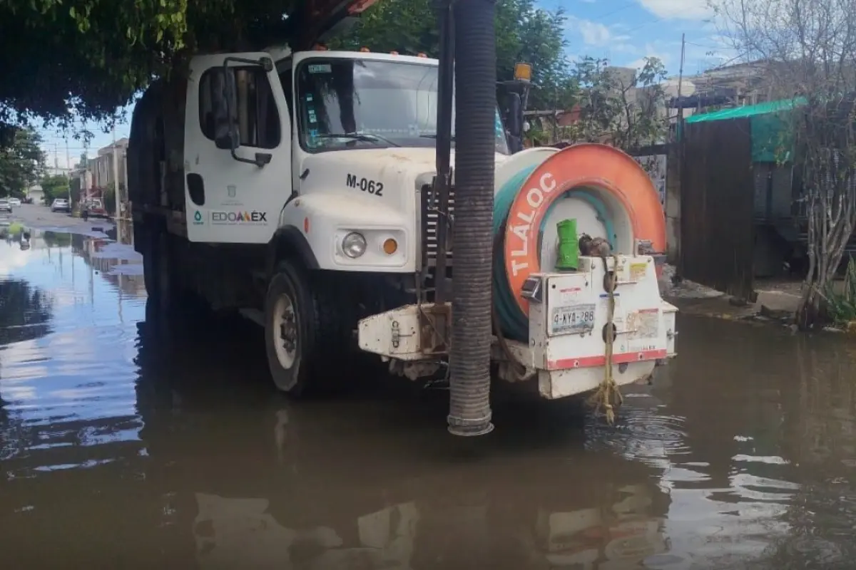 Labores de limpieza en calles afectadas por inundaciones. Foto: X (@CAEM_EDOMEX)