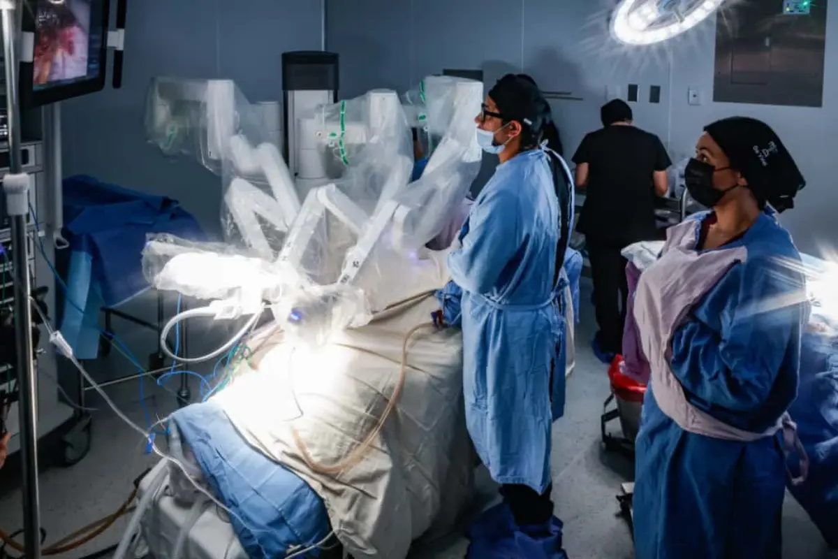 Eel sistema Da Vinci permite una mejor visibilidad y precisión durante la operación, lo que se traduce en menos sangrado, incisiones pequeñas y una recuperación más rápida./Foto: Redes Sociales