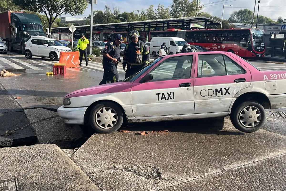 Nuevo socavón en Azcapotzalco. Foto: X @SGIRPC_CDMX