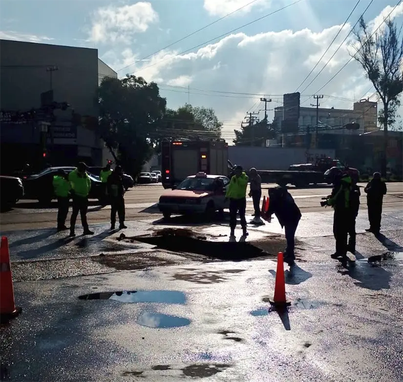 Socavón en Azcapotzalco. Foto: X @SGIRPC_CDMX