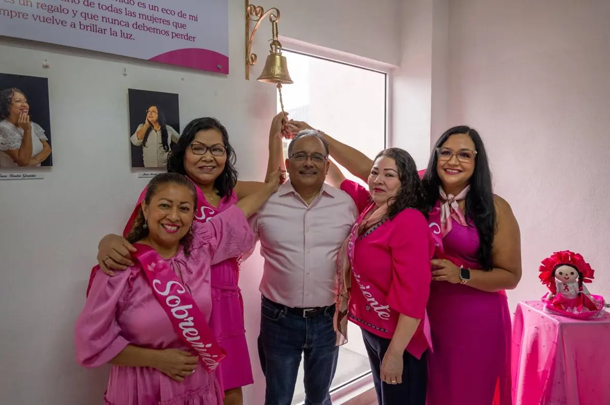 El alcalde de Escobedo, Andrés Mijes, junto a cuatro mujeres sobrevivientes del cáncer de mama quienes tocaron la Campana de la Vida. Foto: Gobierno de Escobedo