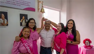 Andrés Mijes reconoce a mujeres que vencieron el cáncer de mama en Escobedo