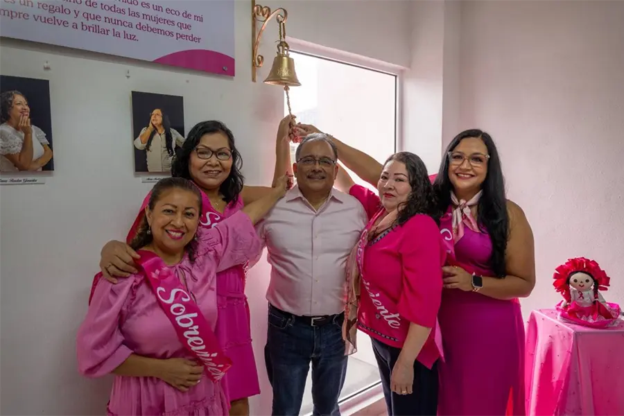 Andrés Mijes reconoce a mujeres que vencieron el cáncer de mama en Escobedo