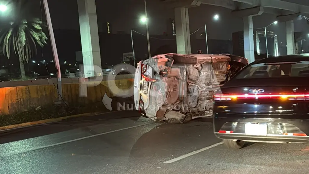 VIDEO | Impactante incendio consume por completo un auto en Guadalupe
