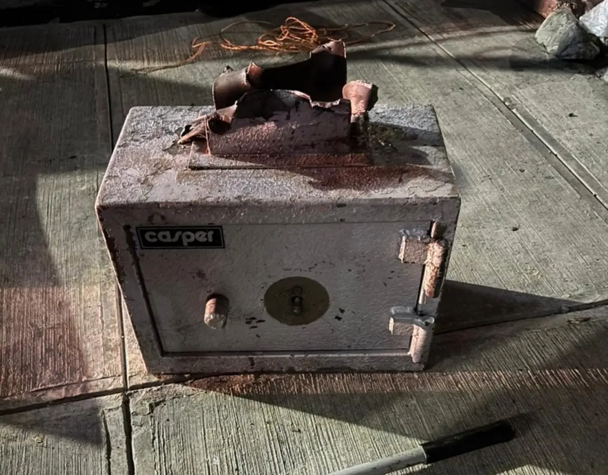 Al ingresar, confirmaron que los tres hombres ya llevaban cuatro pantallas y una caja fuerte. Foto: Policía de Monterrey.