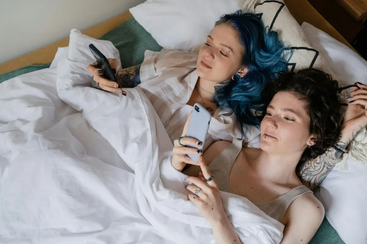 Jóvenes usando su celular antes de dormir Foto: Pexels