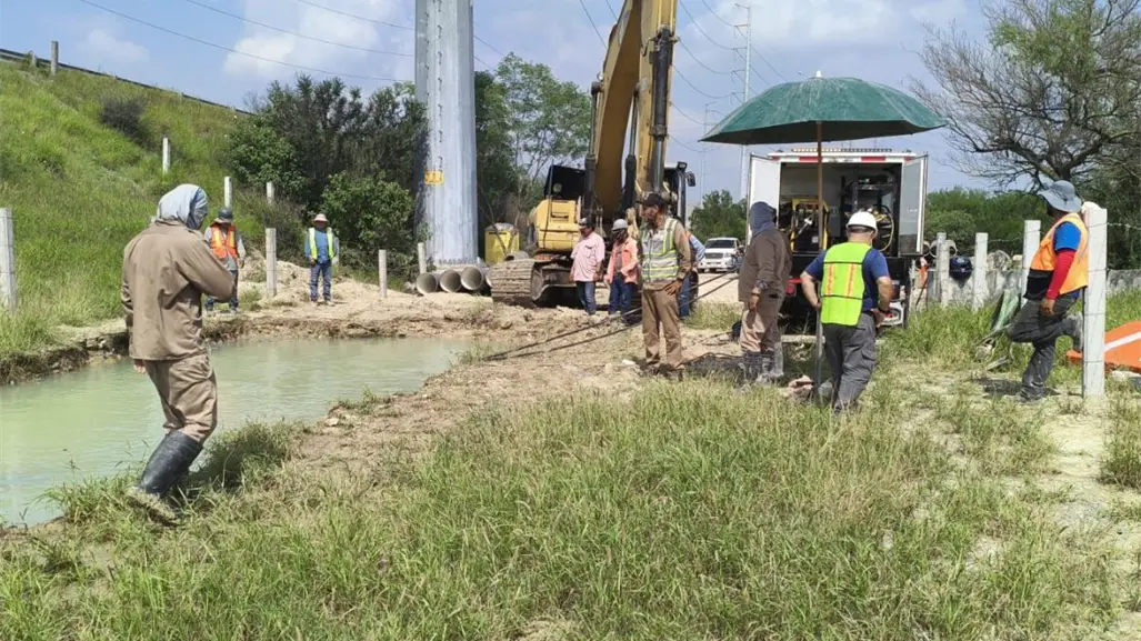 Agua y Drenaje trabaja en reparación de tubería dañada en Pesquería, ¿hay suspensión de servicio?