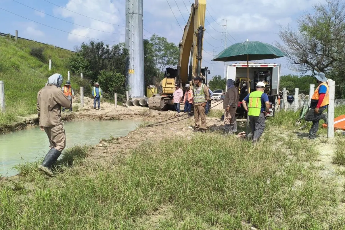 Agua y Drenaje de Monterrey (AyD) informó sobre las labores de reparación de una tubería. Foto: AyD
