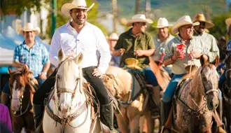 Jesús Nava da inicio al XXII Festival Fama Antigua con tradicional cabalgata en Santa Catarina