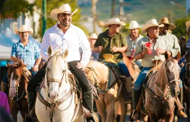 Jesús Nava da inicio al XXII Festival Fama Antigua con tradicional cabalgata en Santa Catarina