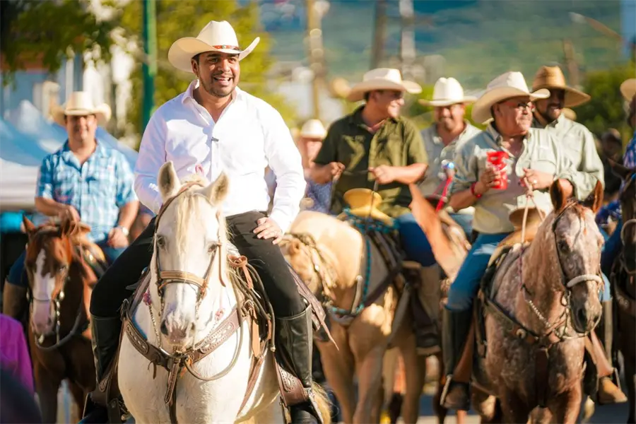 Jesús Nava da inicio al XXII Festival Fama Antigua con tradicional cabalgata en Santa Catarina
