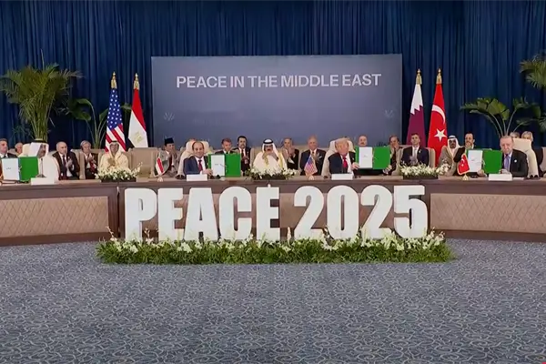 Donald Trump firma acuerdo de paz de Gaza junto líderes de Egipto, Qatar y Turquía