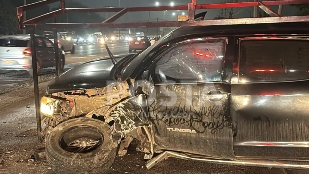 VIDEO | Estrellamiento de camioneta en Escobedo deja un lesionado y daños viales