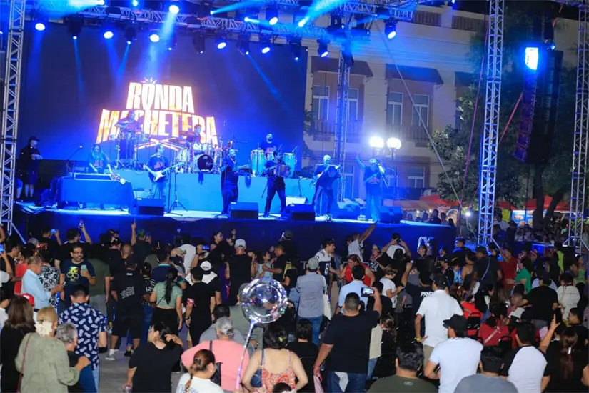 Asistentes en la plaza Juárez disfrutaron una noche de baile | Foto: ITCA