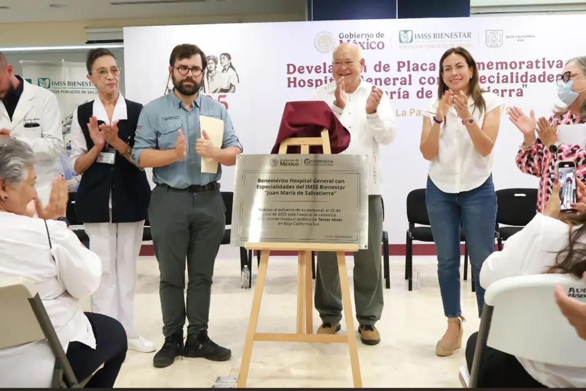 Develación de la placa del Hospital de Especialidades IMSS-Bienestar por el gobernador Víctor Castro Cosío. Foto: Gobierno del Estado.