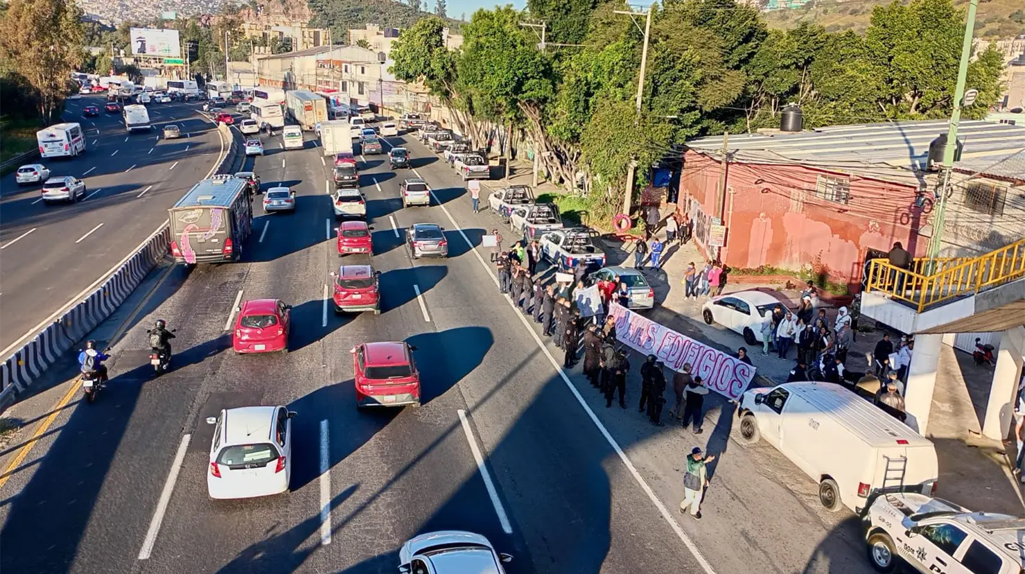 Habitantes del Estado de México intentaron bloquear la México-Pachuca en rechazo a un proyecto de la constructora Ara. Imagen: Especial