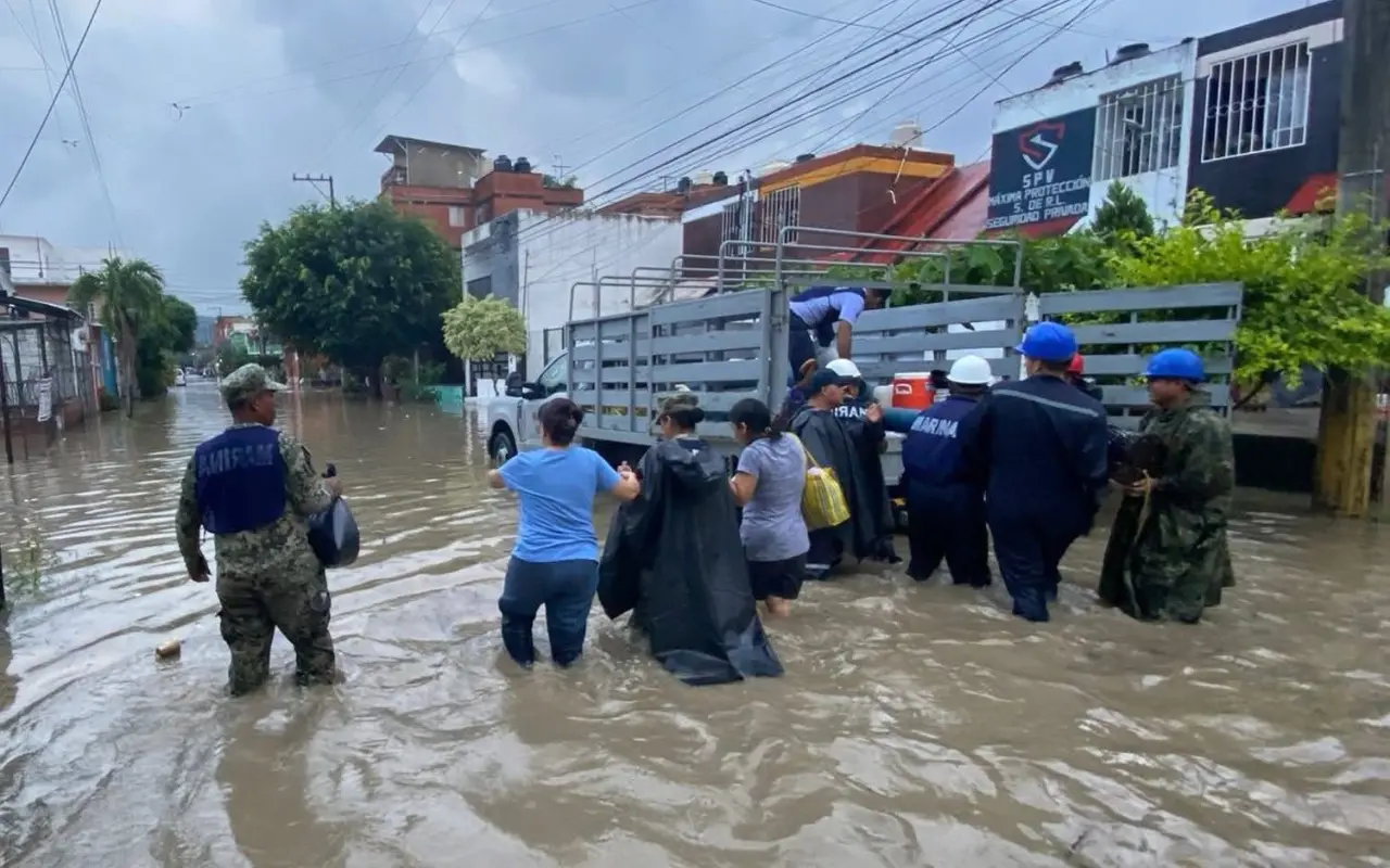 Elementos de la marina y personas perjudicadas por lluvias. Foto: X (@Claudiashein)