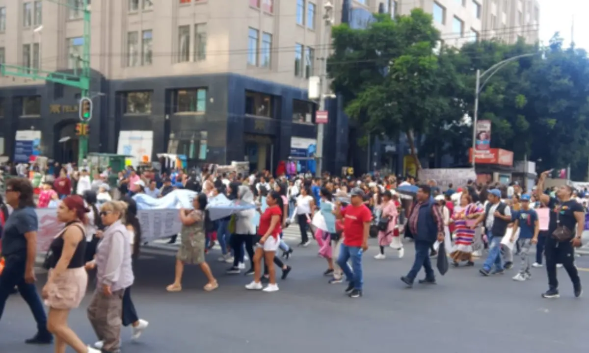 Manifestantes rumbo al Zócalo capitalino. Foto: X (@OVIALCDMX)