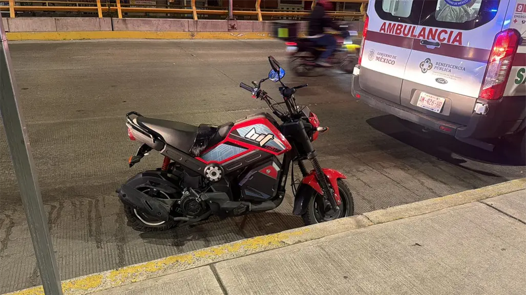 Pareja de motociclistas derrapa en Circuito Interior; se salvan de milagro