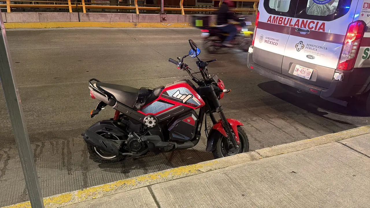 Motocicleta accidentada en CDMX. Foto: Ramón Ramírez