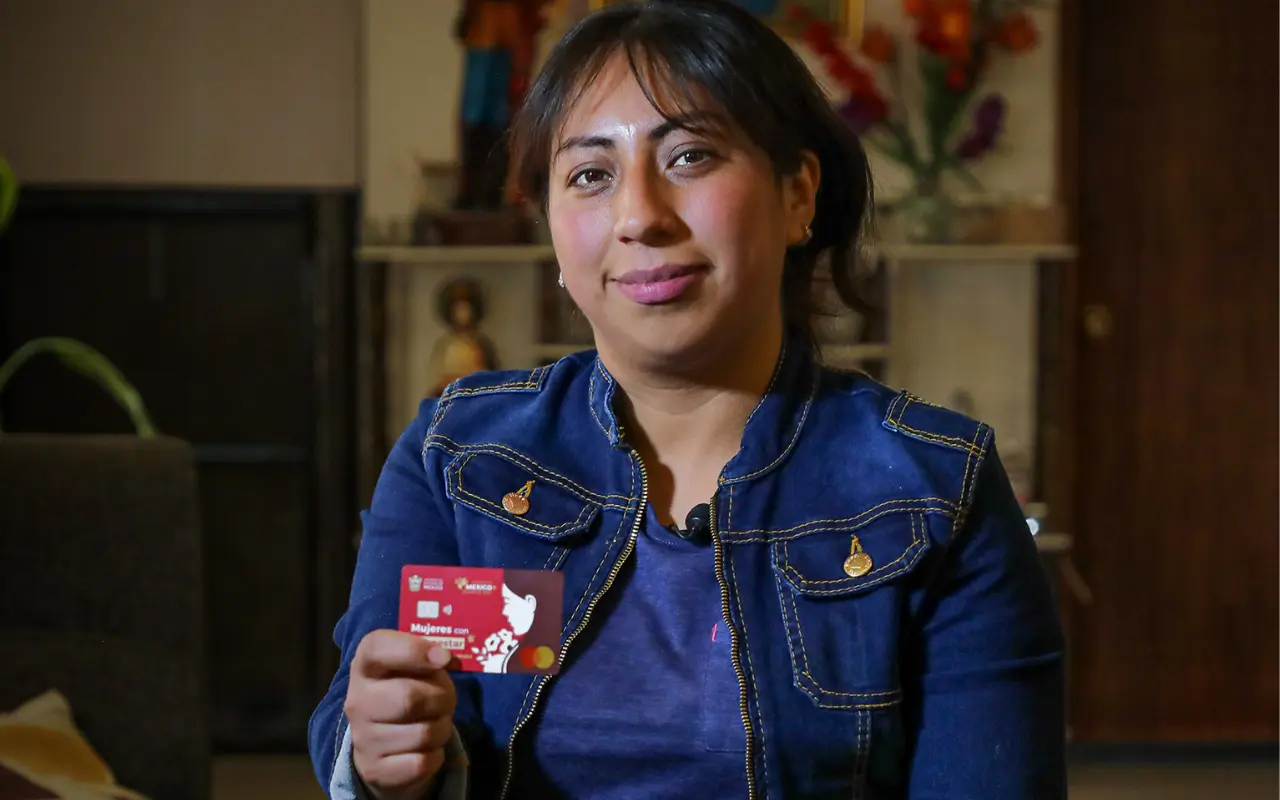 Una mujer sostiene una tarjeta del programa Mujeres con Bienestar en Edomex. Foto: X/ @BienestarEdoMx (Canva)