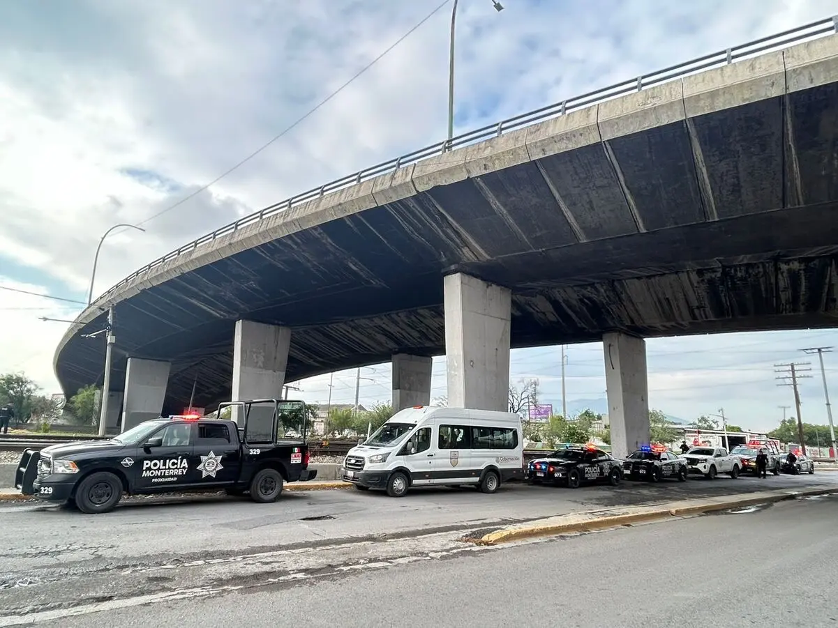 Los extranjeros localizados son trasladados a las instalaciones del INM para verificar su estatus legal. Foto: Policía de Monterrey.