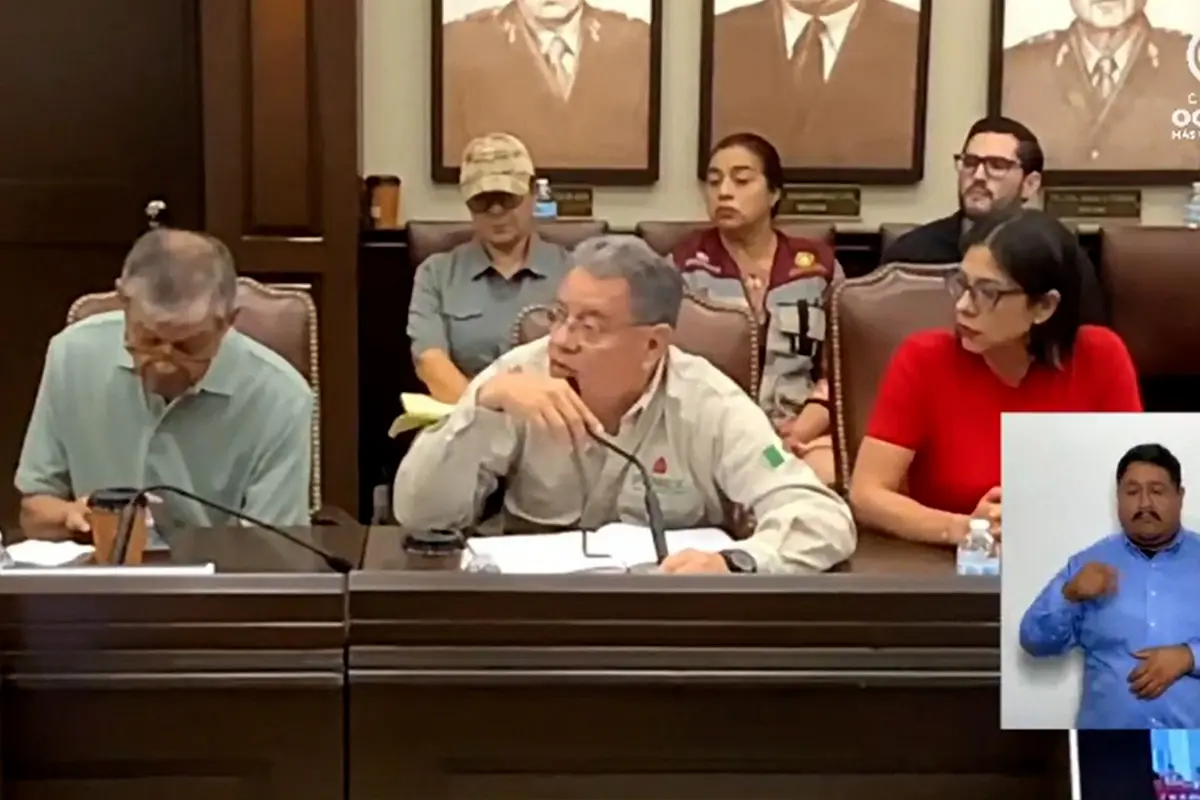 El representante de Pemex en Baja California Sur interviniendo en el Consejo Estatal de Protección Civil en La Paz. Foto: IERT.