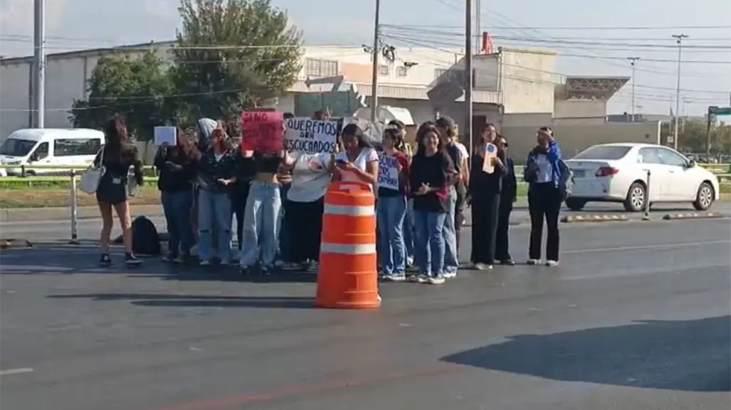 Estudiantes de la Universidad Vizcaya en Saltillo bloquean el bulevar Venustiano Carranza