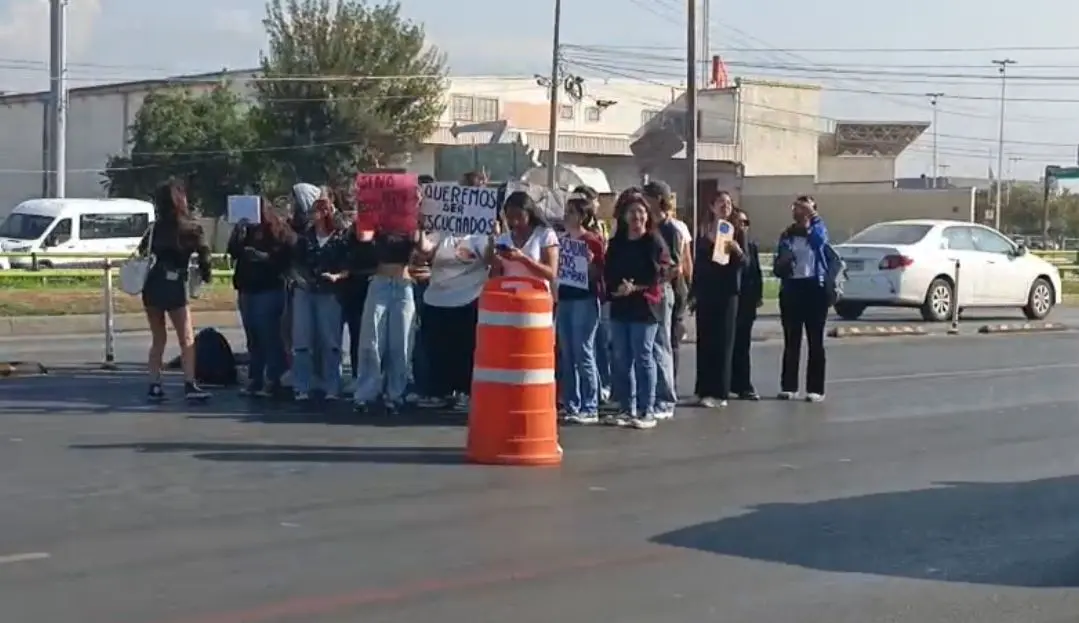 Los estudiantes exigen la destitución de la directora del plantel. (Fotografía: Leslie Delgado)