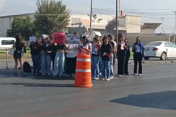 Estudiantes de la Universidad Vizcaya en Saltillo bloquean el bulevar Venustiano Carranza