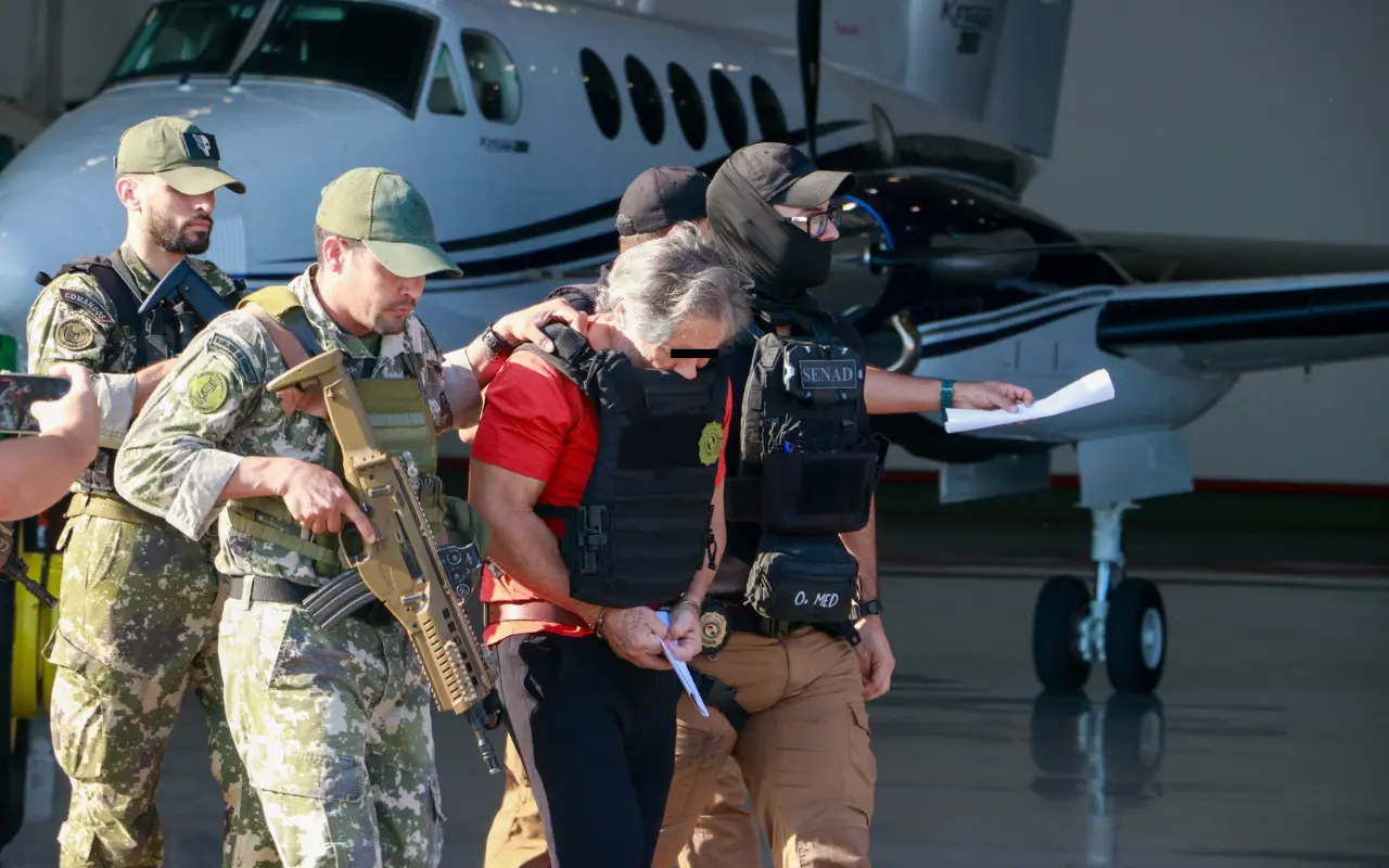 Hernán N trasladado por autoridades de Paraguay. Foto: X (@senad_paraguay)