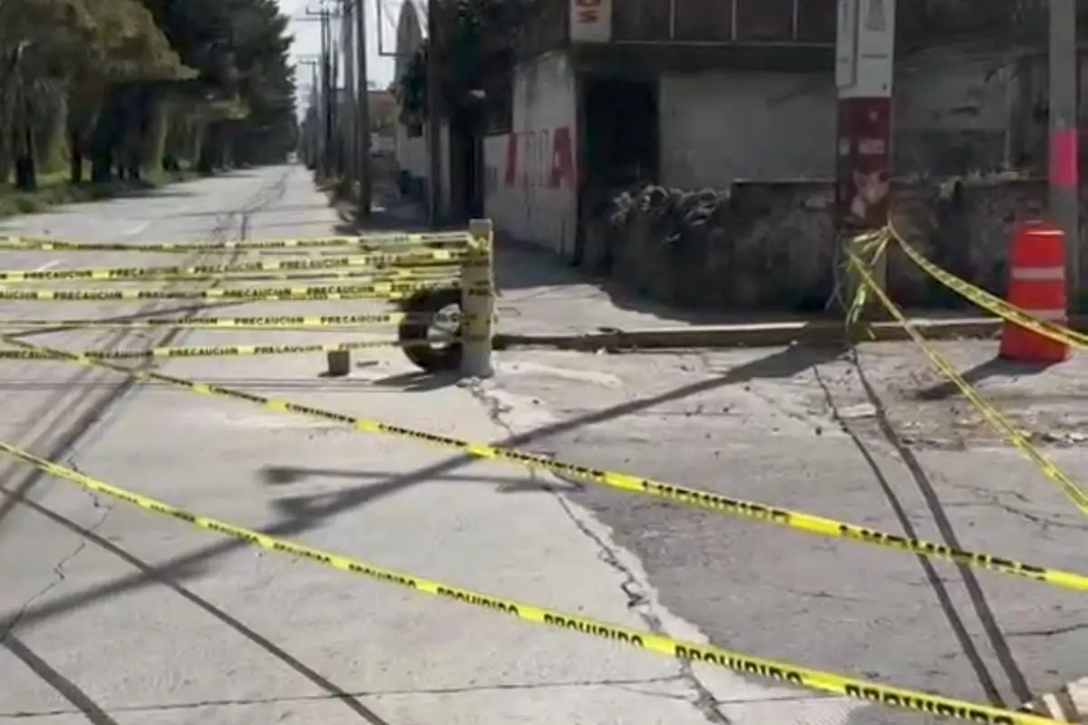 Vialidad afectada por socavón en Edomex. Foto: X (@h_conexion)