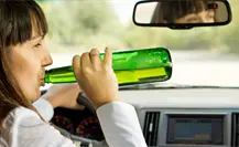 VIDEO | Mujer en estado de ebriedad choca autos en Metepec y se da a la fuga tras reclamos