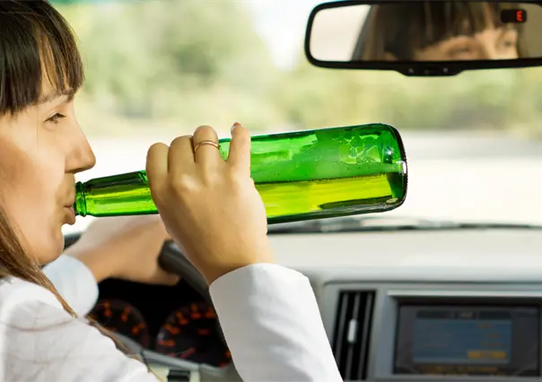 VIDEO | Mujer en estado de ebriedad choca autos en Metepec y se da a la fuga tras reclamos