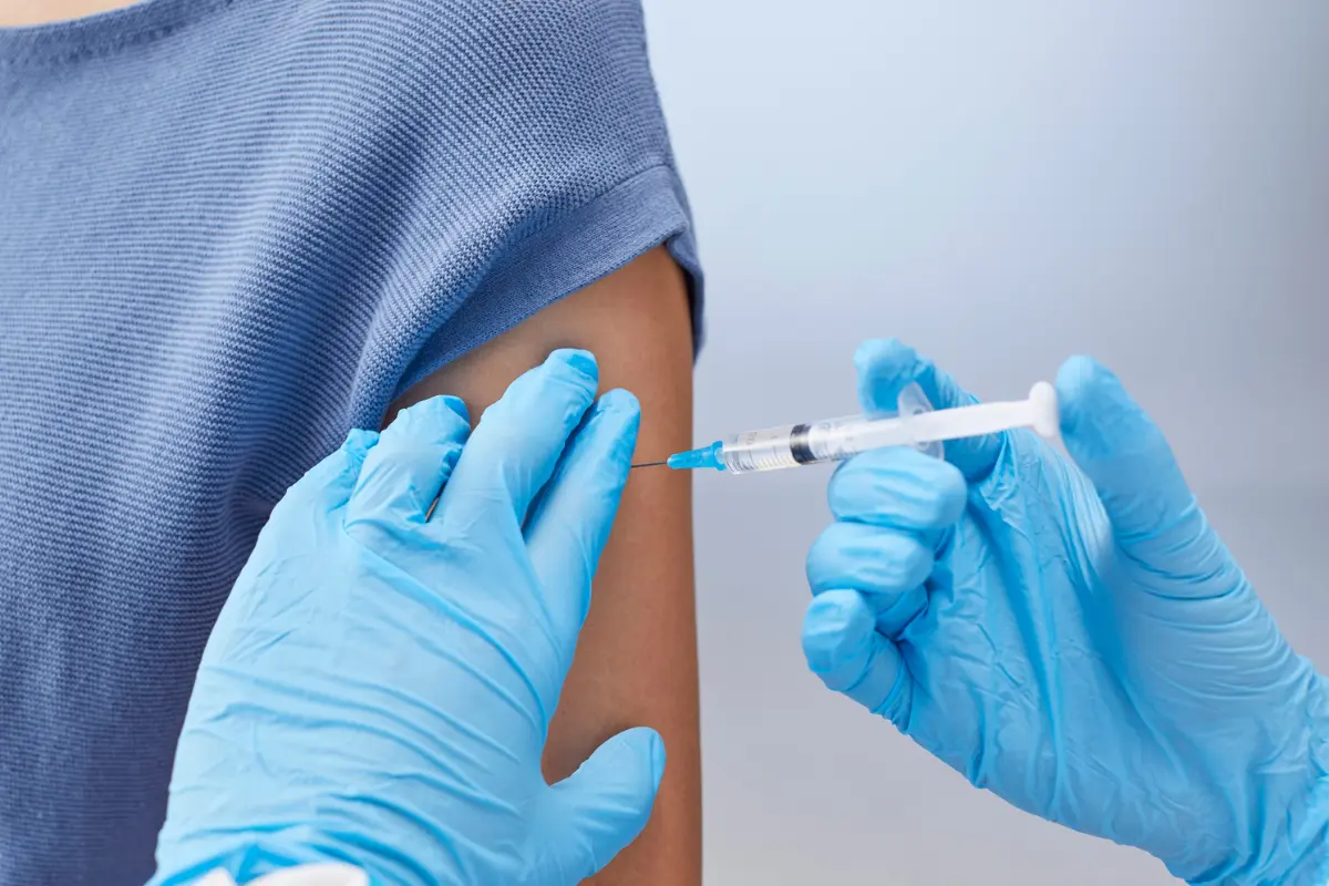 De manera gratuita, se aplicarán vacunas contra influenza, Covid-19 y neumococo al personal del sector salud y a los grupos poblacionales con mayor riesgo. Foto: Canva.
