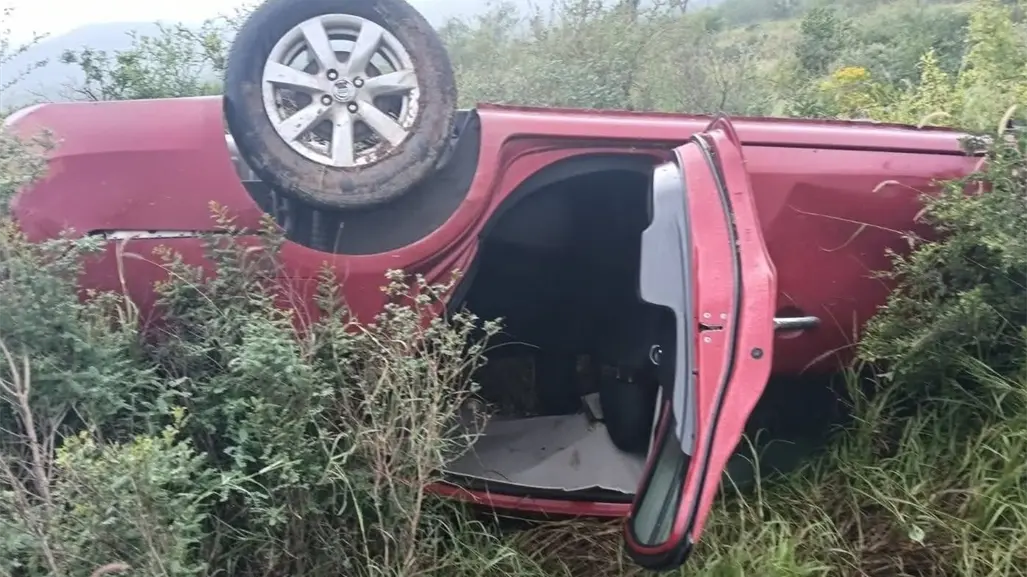 Volcadura en plena carretera a Colombia mantiene tránsito detenido en Salinas Victoria