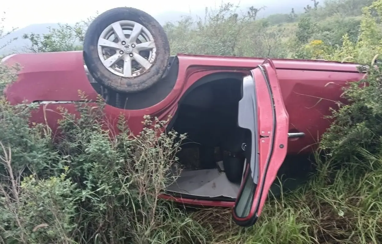 Según los primeros reportes, la volcadura ocurrió alrededor del kilómetro 53 de la carretera a Colombia. Foto: Secretaría de Seguridad y Vialidad Salinas Victoria.
