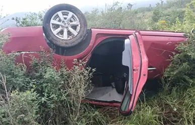Volcadura en plena carretera a Colombia mantiene tránsito detenido en Salinas Victoria