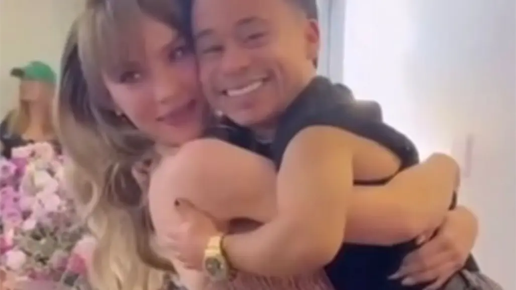 Belinda sorprende cargando a Abelito durante un reencuentro