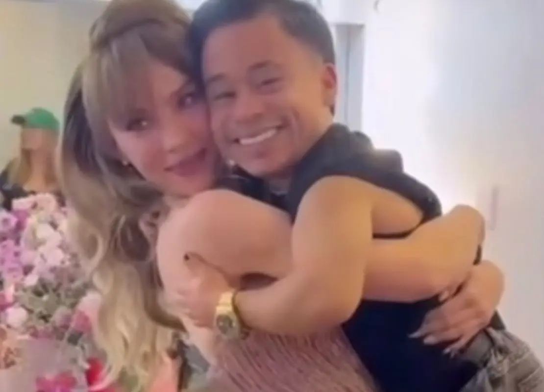 Belinda sorprende cargando a Abelito durante un reencuentro Foto: Captura de pantalla