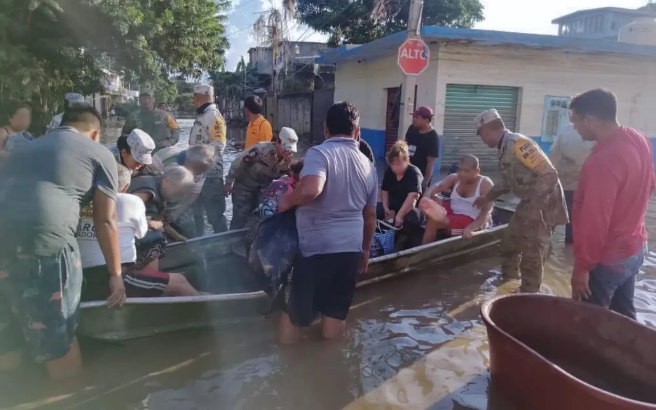 Damnificados atendidos por personal de la Guardia Nacional. Foto: X (@GN_MEXICO_)