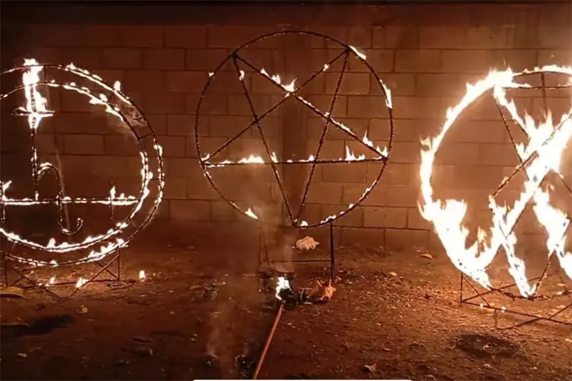 Rituales de apertura de portales para la abundancia y el éxito, de acuerdo a la Asociación Satanista de Tamaulipas. Foto: Axel Hassel