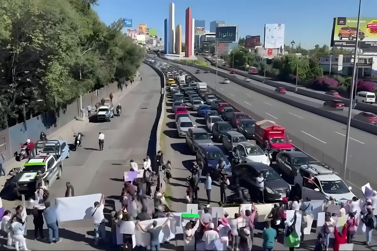 Bloqueo en Periférico Norte para exigir avances en el caso de Kimberly Moya. Foto: Especiales