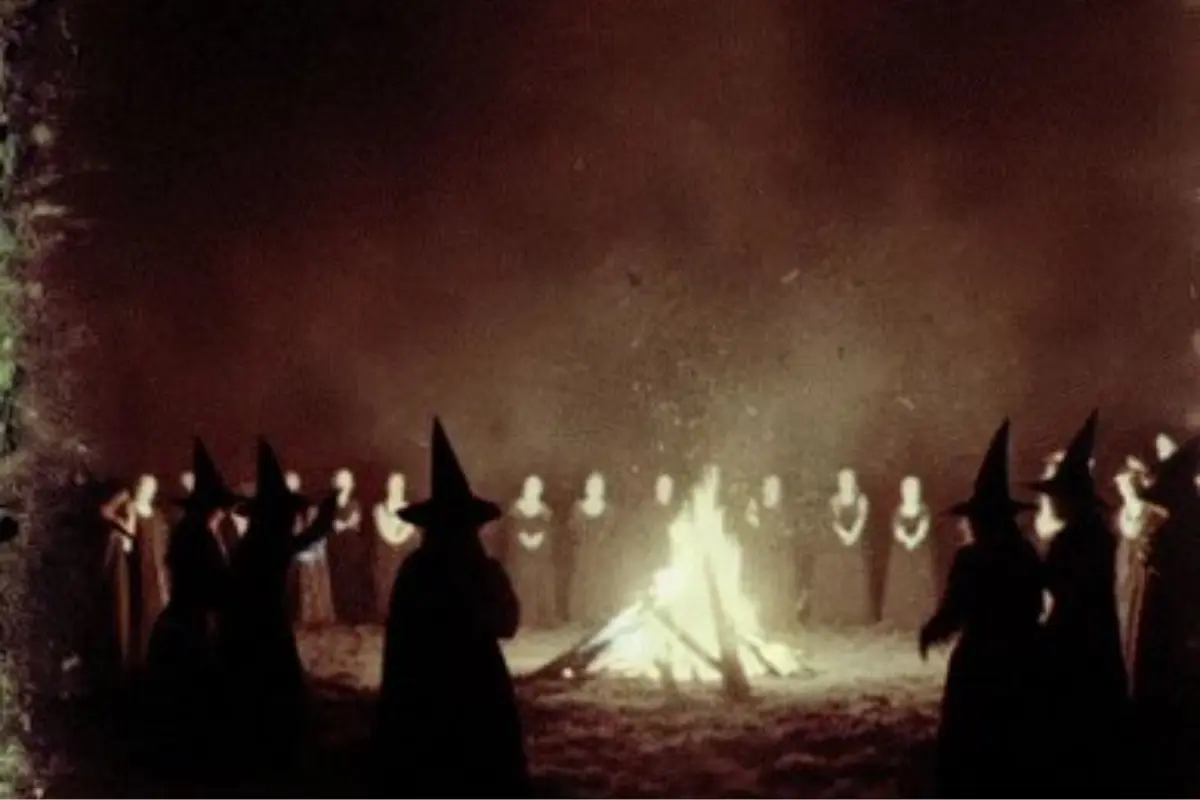 Brujas al rededor del fuego. Foto: X (@ClaudiaTarot7)