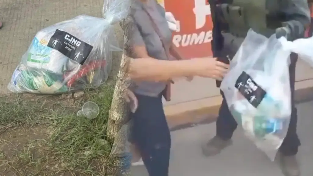 Damnificados por lluvias en Tihuatlán, Veracruz, reciben despensas del CJNG | VIDEO