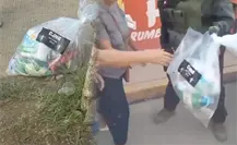 Damnificados por lluvias en Tihuatlán, Veracruz, reciben despensas del CJNG | VIDEO