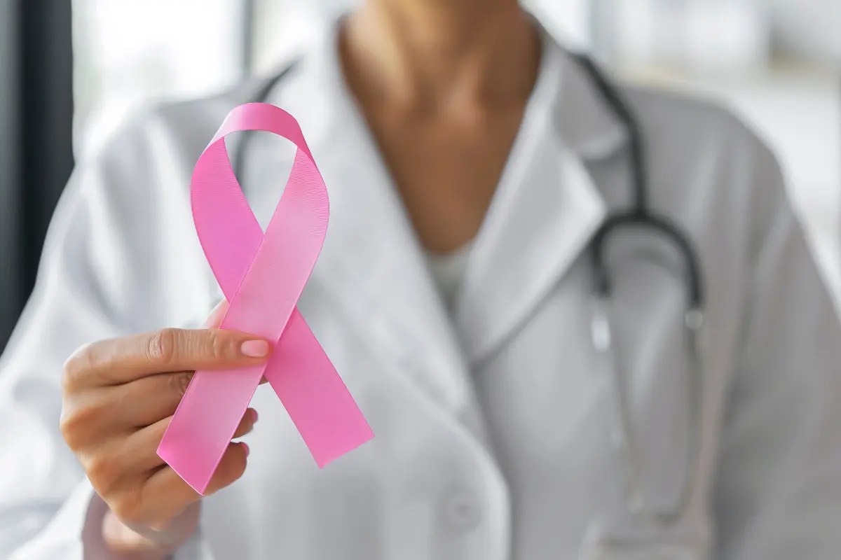 El Mes Rosa busca sensibilizar a la población sobre la importancia de realizar revisiones periódicas, fomentar la autoexploración y difundir información veraz sobre los métodos de diagnóstico/Foto: Canva